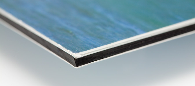 Couche de polyéthylène entourée par deux fines couches d'aluminium